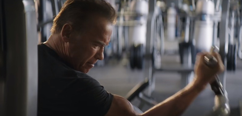  Arnold Schwarzenegger si allena in una palestra di Los Angeles