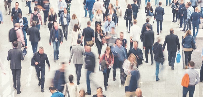 Massa di persone che segue flussi e percorre la propria strada in una metropolitana. L immagine rappresenta il flusso che le masse seguono nella pubblicità predittiva by data-driven