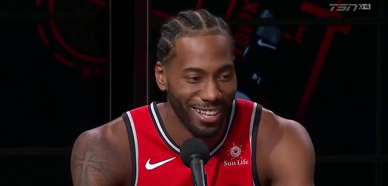 Uno scatto fotografico di Kawhi Leonard  catturato durante la storica intervista che lo ha definito un robot, una macchina da guerra o meglio un terminator