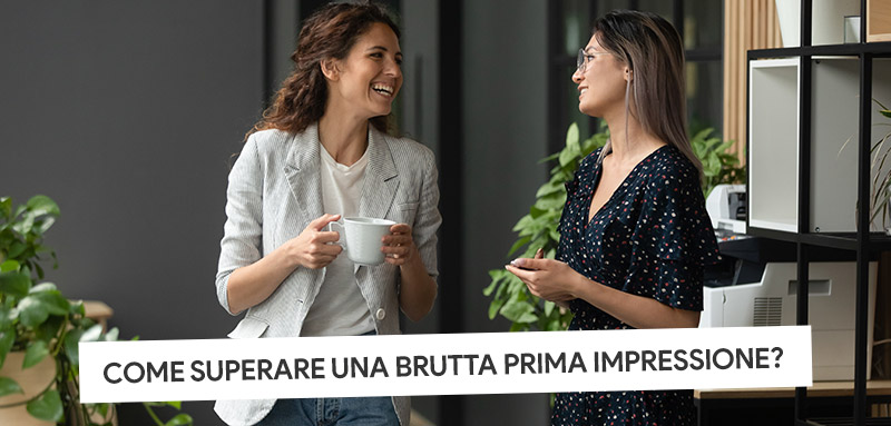 due donne che sorridono e discutono per superare i pregiudizi di una brutta prima impressione