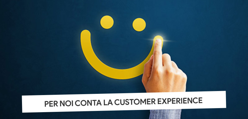 Uno smile disegnato in digitale da un dito al fine di rappresentare la customer experience dell’utente all’interno di un sito web