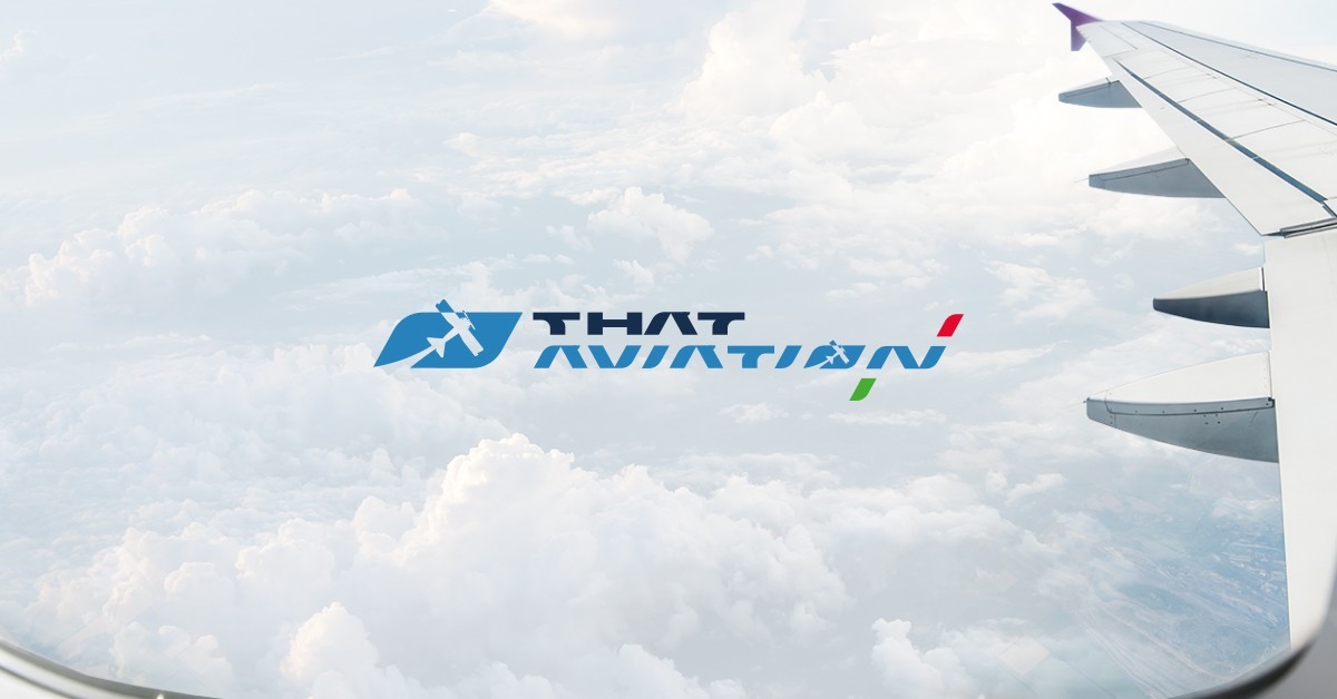 Presentazione grafica del nuovo logo THAT AVIATION ITALIA SRL visto da un finestrino di un aeroplano bloing