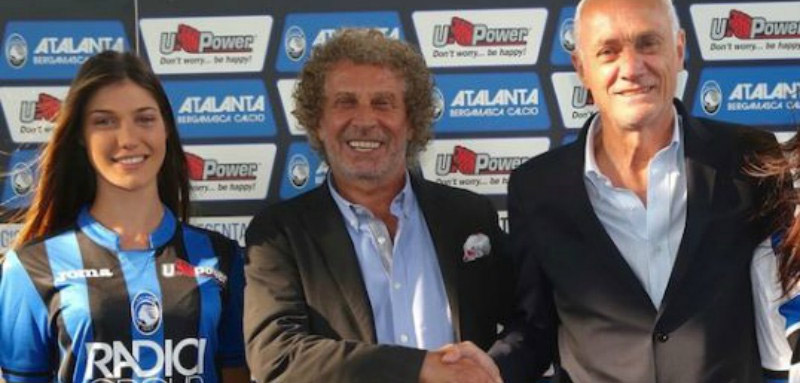 Immagine rappresenta Franco Uzzeni e Percassi durante il primo accordo di sponsorizzazione di u-power per il team Atalanta Bergamasca Calcio
