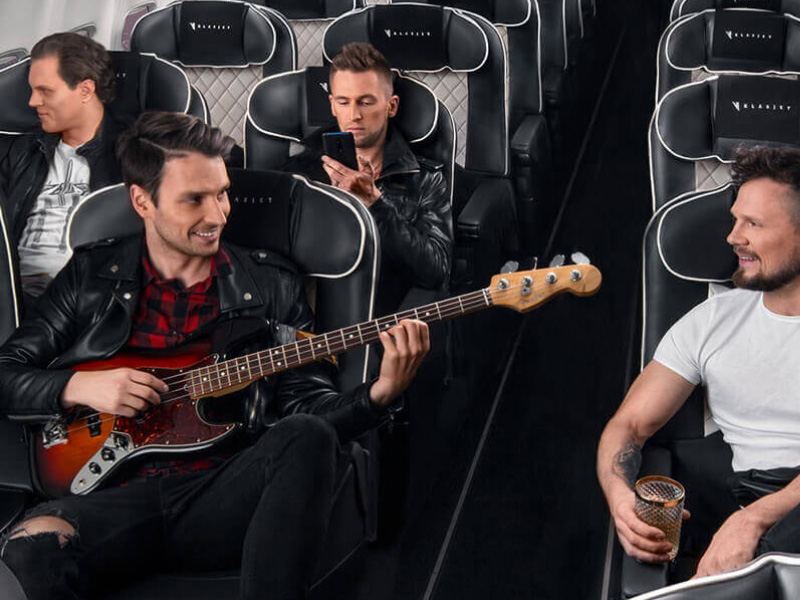 una band musicale sopra un aereo privato del broker aereo that!aviation italia