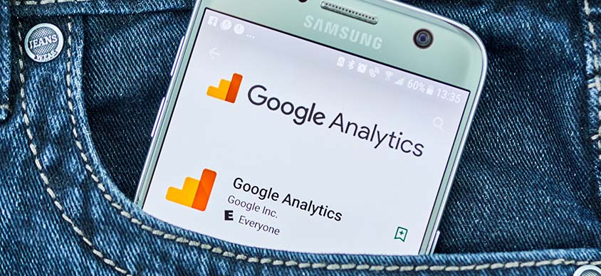  Telefono Mobile con schermata di apertura della app di monitoraggio Google Analytics al fine di rappresentare il servizio di gestione e monitoraggio dati offerto dagli specialist del servizio di Google