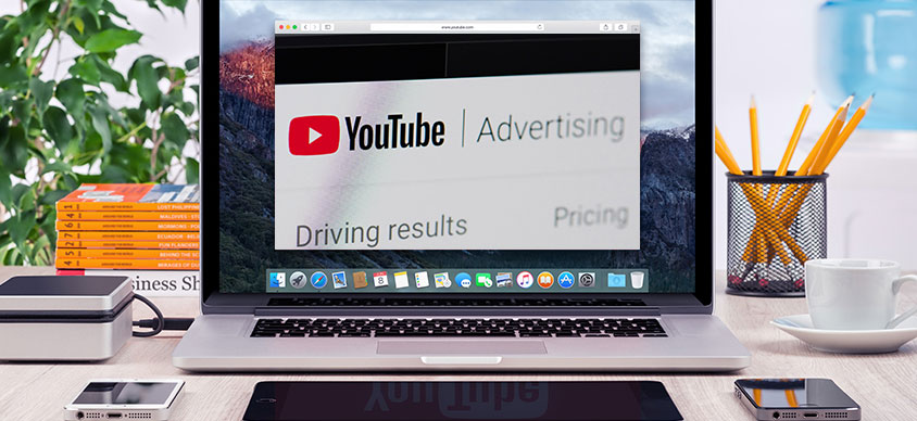 Schermo di un computer con all'interno un'immagine tratta dalle campagna video YouTube al fine di rappresentare visivamente le possibili campagne offerte come la YouTube for Action